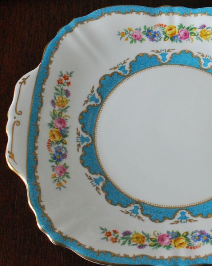 アンティーク 陶磁器の雑貨　アンティーク雑貨　英国で見つけた陶磁器、クラウンスタッフォードシャーのアンティークB＆Bプレート（大）。名窯クラウン・スタッフィードシャー女性らしく華やかな雰囲気のデザインは英国クラウンスタッフォードシャー窯のもの。(m-3850-z)