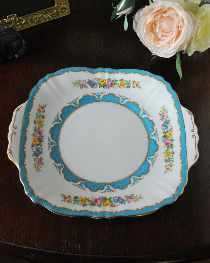 アンティーク 陶磁器の雑貨　アンティーク雑貨　英国で見つけた陶磁器、クラウンスタッフォードシャーのアンティークB＆Bプレート（大）。上から見るとこんな感じです状態のいいものだけを選んでいますが、アンティークなのでキズや欠けがある場合があります。(m-3850-z)