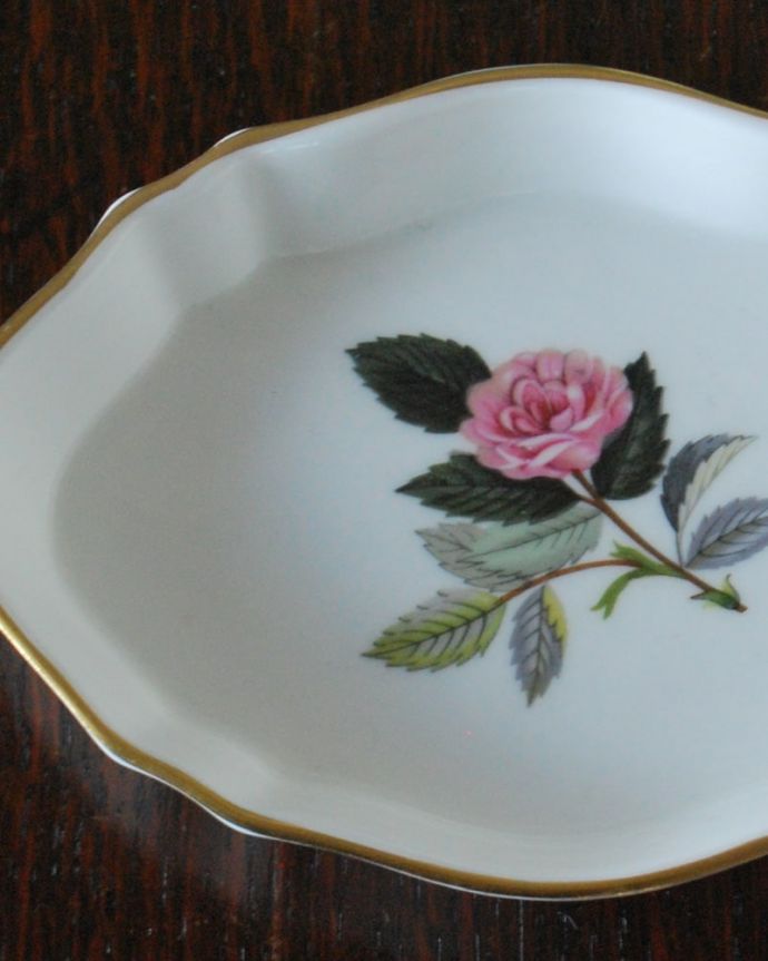 アンティーク 陶磁器の雑貨　アンティーク雑貨　アンティークのウェジウッド、ハサウェイ・ローズの小さなオーバルプレート。ウェッジウッドのハサウェイ・ローズ1959年に発表されたハサウェイ・ローズは、シェークスピアの奥様のお家に咲いていたバラが描かれています。(m-3864-z)