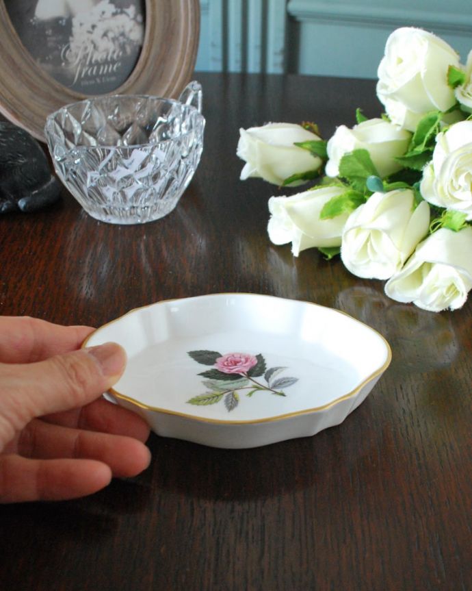 アンティーク 陶磁器の雑貨　アンティーク雑貨　アンティークのウェジウッド、ハサウェイ・ローズの小さなオーバルプレート。飾って使って楽しむアンティーク実用的に一番使いやすいサイズ。(m-3864-z)