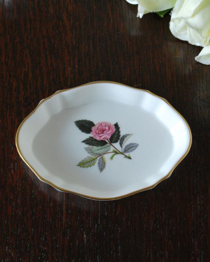 アンティーク 陶磁器の雑貨　アンティーク雑貨　アンティークのウェジウッド、ハサウェイ・ローズの小さなオーバルプレート。上から見るとこんな感じです状態のいいものだけを選んでいますが、アンティークなのでキズや欠けがある場合があります。(m-3864-z)