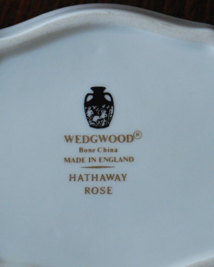 アンティーク 陶磁器の雑貨　アンティーク雑貨　アンティークのウェジウッド、ハサウェイ・ローズの小さなオーバルプレート。裏側には品質の証製造メーカー保証の意味がこもった窯印、ポーセリンマークがあります。(m-3864-z)