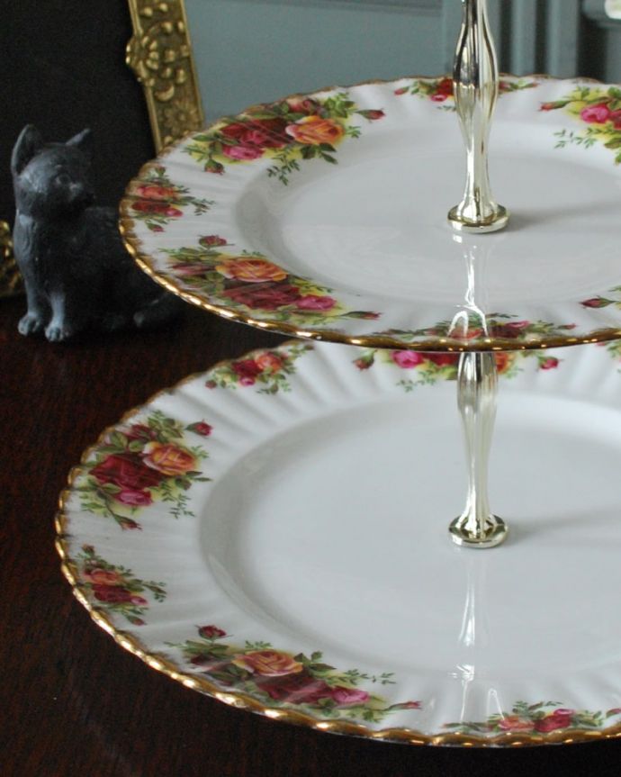 アンティーク 陶磁器の雑貨　アンティーク雑貨　英国のアンティーク陶磁器、ロイヤルアルバート社の2段ケーキスタンド（オールドカントリーローズ） 。古典的な薔薇が人気のオールドカントリーローズアンティークでしか手に入れることが出来ない美しい模様の２段コンポート。(m-3866-z)