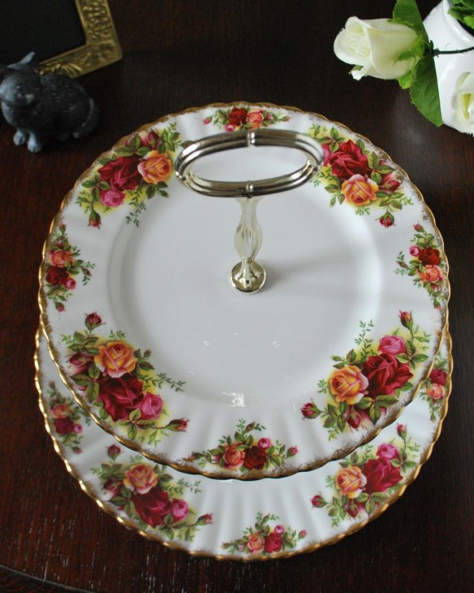 アンティーク 陶磁器の雑貨　アンティーク雑貨　英国のアンティーク陶磁器、ロイヤルアルバート社の2段ケーキスタンド（オールドカントリーローズ） 。上から見るとこんな感じです状態のいいものだけを選んでいますが、アンティークなのでキズや欠けがある場合があります。(m-3866-z)