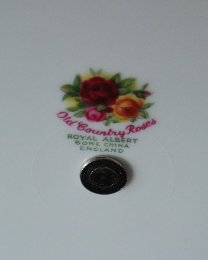 アンティーク 陶磁器の雑貨　アンティーク雑貨　英国のアンティーク陶磁器、ロイヤルアルバート社の2段ケーキスタンド（オールドカントリーローズ） 。可愛いバックスタンプロイヤルアルバートの魅力の一つがバックスタンプ。(m-3866-z)