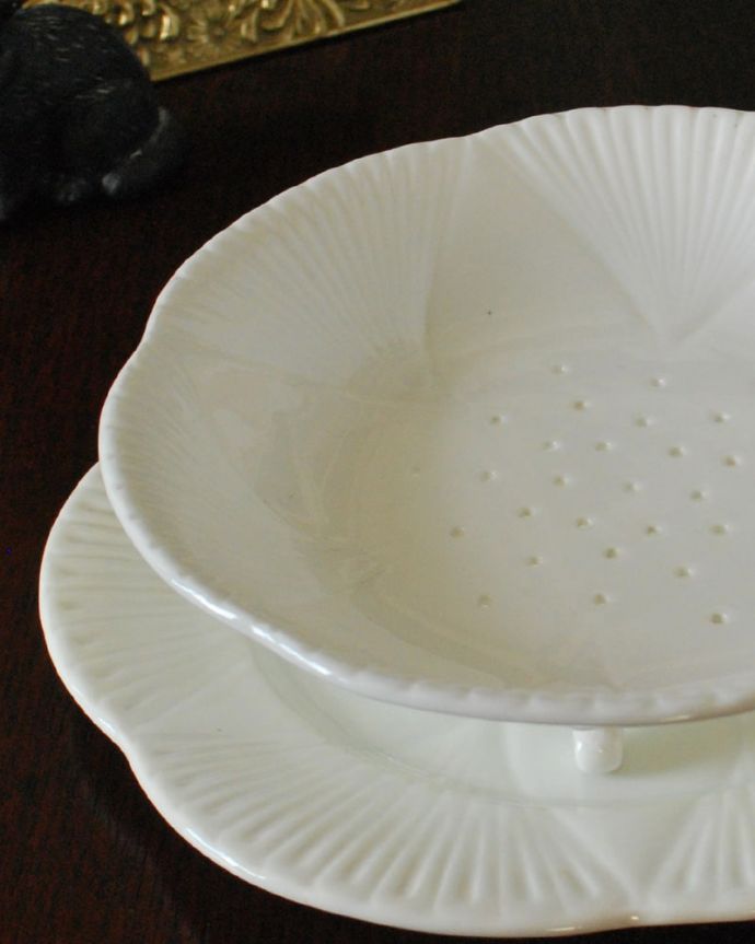 シェ―リー窯　アンティーク雑貨　英国シェリー窯のDaintyWhiteシリーズ、アンティークフルーツボール＆プレート。世界中のコレクターから愛されるシェリー1896年にデザイン登録されたシェリーのDainty。(m-3867-z)