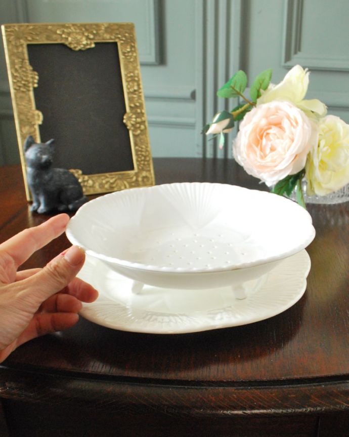 シェ―リー窯　アンティーク雑貨　英国シェリー窯のDaintyWhiteシリーズ、アンティークフルーツボール＆プレート。大きさはコレくらいですDainty Whiteはシェリーの定番。(m-3867-z)