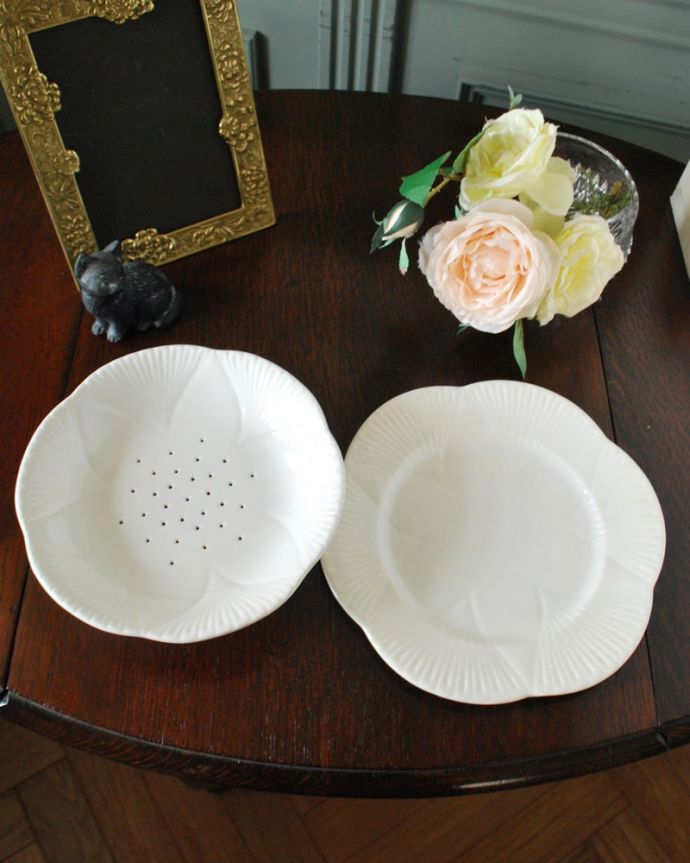 シェ―リー窯　アンティーク雑貨　英国シェリー窯のDaintyWhiteシリーズ、アンティークフルーツボール＆プレート。上から見るとこんな感じです状態のいいものだけを選んでいますが、アンティークなのでキズや欠けがある場合があります。(m-3867-z)