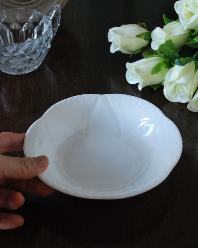 シェ―リー窯　アンティーク雑貨　英国シェリー窯のDaintyWhiteシリーズ、アンティークプレート(ボウル)。大きさはコレくらいですDainty Whiteはシェリーの定番。(m-3868-z)