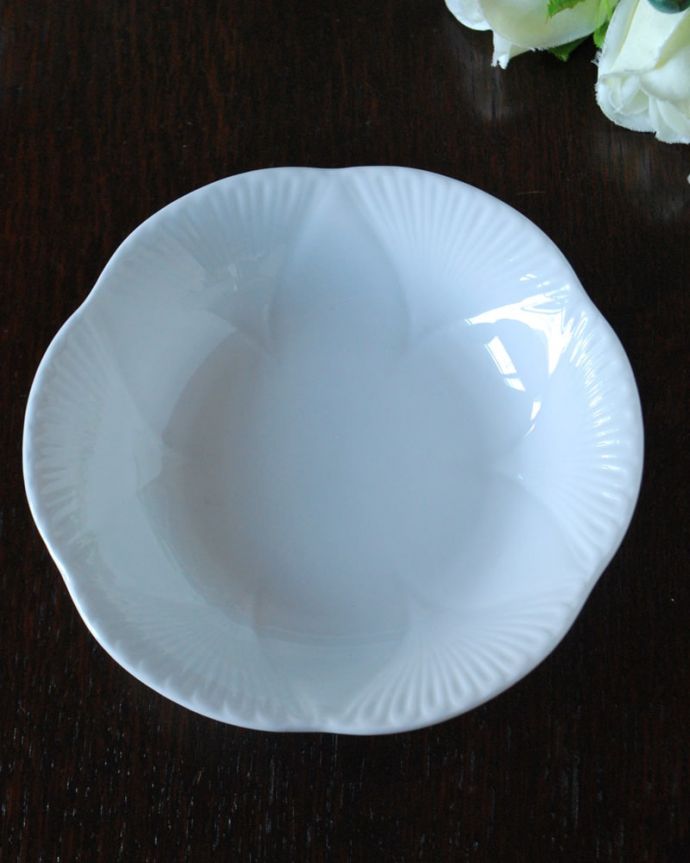 シェ―リー窯　アンティーク雑貨　英国シェリー窯のDaintyWhiteシリーズ、アンティークプレート(ボウル)。上から見るとこんな感じです状態のいいものだけを選んでいますが、アンティークなのでキズや欠けがある場合があります。(m-3868-z)
