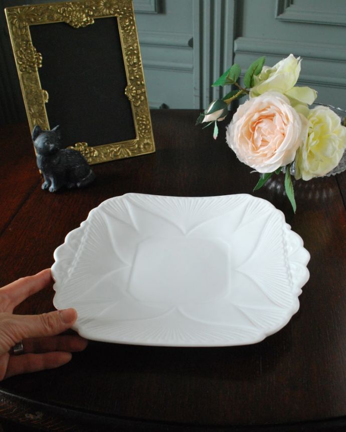 シェ―リー窯 アンティーク雑貨 英国シェリー窯のDaintyWhiteシリーズ、アンティークのサンドイッチプレート。大きさはコレくらいですDainty Whiteはシェリーの定番。(m-3869-z)