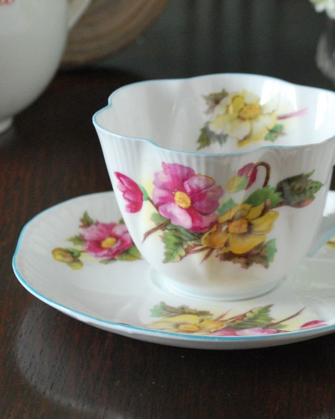 シェ―リー窯　アンティーク雑貨　シェリー窯らしい美しいDaintyシェイプのカップ＆ソーサー（Begonia)。世界のコレクターが愛するシェリー窯アンティークでしか手に入れることが出来ないシェリー窯のDaintyシェイプ。(m-3876-z)