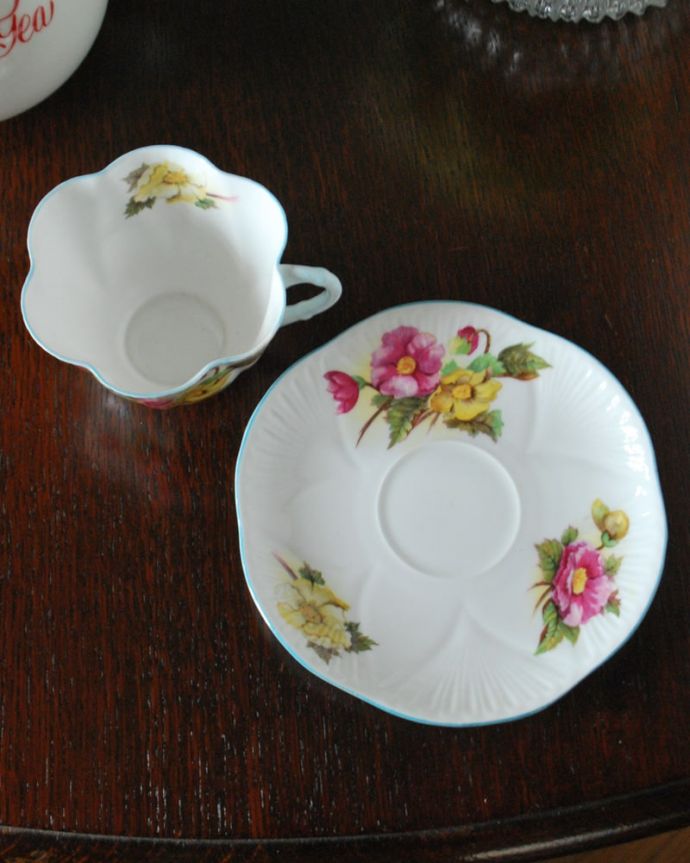 シェ―リー窯　アンティーク雑貨　シェリー窯らしい美しいDaintyシェイプのカップ＆ソーサー（Begonia)。上から見るとこんな感じです状態のいいものだけを選んでいますが、アンティークなのでキズや欠けがある場合があります。(m-3876-z)