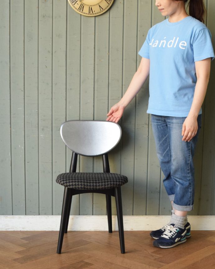 ダイニングチェア　アンティーク チェア　北欧スタイルにピッタリ！ブラック×シルバーペイントのかっこいいヴィンテージダイニングチェア。スッキリとカッコいい北欧スタイルの椅子ミッドセンチュリーに作られた北欧デザインの椅子は新しさと懐かしさ、両方を感じさせてくれます。(m-388-c)