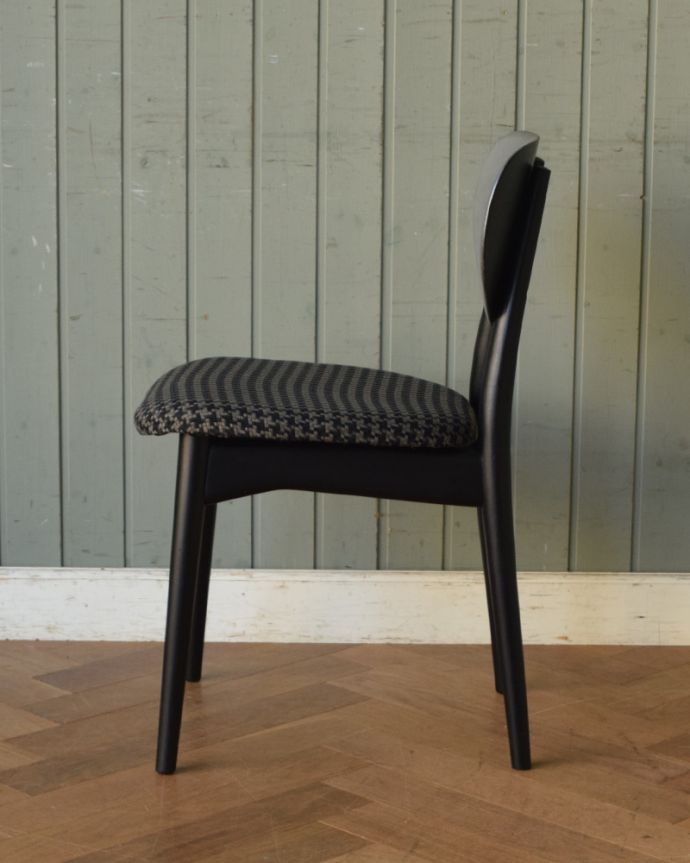 ダイニングチェア　アンティーク チェア　北欧スタイルにピッタリ！ブラック×シルバーペイントのかっこいいヴィンテージダイニングチェア。横から見てもスッキリとカッコイイヴィンテージチェアは、もちろん新品ではないので経年変化によるキズはありますが、キレイに修復したので安心して座って下さい。(m-388-c)