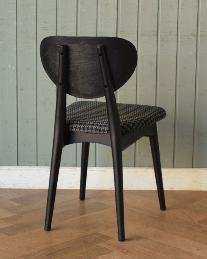 ダイニングチェア　アンティーク チェア　北欧スタイルにピッタリ！ブラック×シルバーペイントのかっこいいヴィンテージダイニングチェア。後ろ姿にも自信があります新品ではないので経年変化によるキズはありますが、専門の職人が目立たないようキレイにお直しをしているので、後姿までキレイです。(m-388-c)