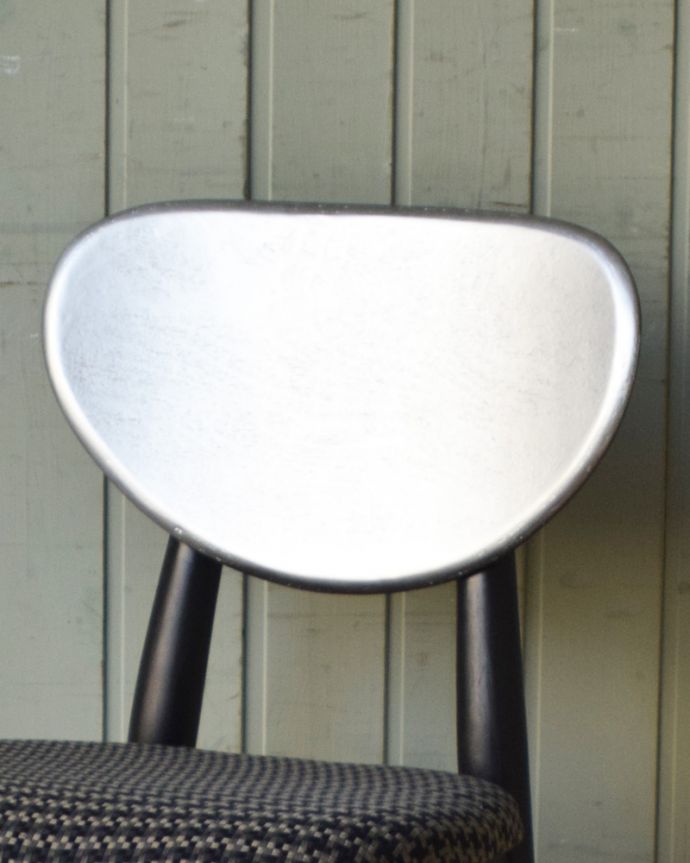 ダイニングチェア　アンティーク チェア　北欧スタイルにピッタリ！ブラック×シルバーペイントのかっこいいヴィンテージダイニングチェア。後からキュッと支えてくれる背もたれシンプルでスッキリとまとめられたヴィンテージチェア。(m-388-c)