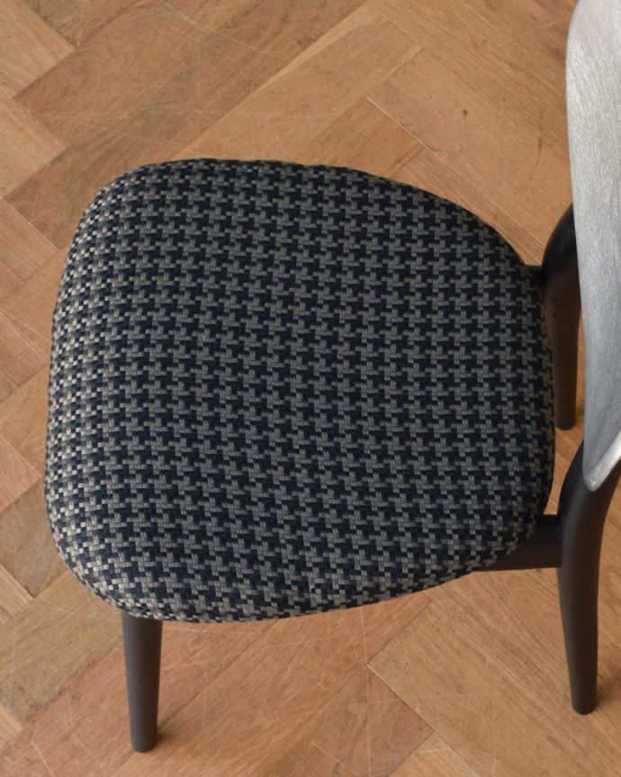 ダイニングチェア　アンティーク チェア　北欧スタイルにピッタリ！ブラック×シルバーペイントのかっこいいヴィンテージダイニングチェア。座面を上から見るとこんな感じ長時間座っても疲れません。(m-388-c)