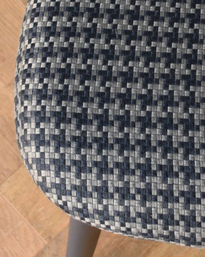 ダイニングチェア　アンティーク チェア　北欧スタイルにピッタリ！ブラック×シルバーペイントのかっこいいヴィンテージダイニングチェア。いつでも貼り替え出来ますシンプルなデザインを活かせるよう考えて座面の生地を選びました。(m-388-c)