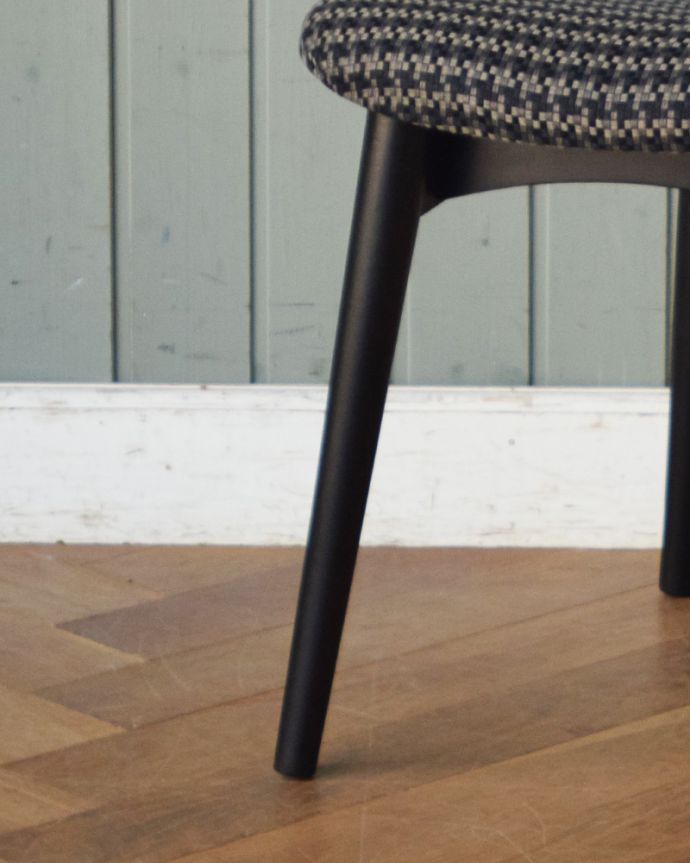 ダイニングチェア　アンティーク チェア　北欧スタイルにピッタリ！ブラック×シルバーペイントのかっこいいヴィンテージダイニングチェア。床を滑らせて移動出来ますHandleではアンティークチェアの脚の裏にフェルトキーパーをお付けしています。(m-388-c)