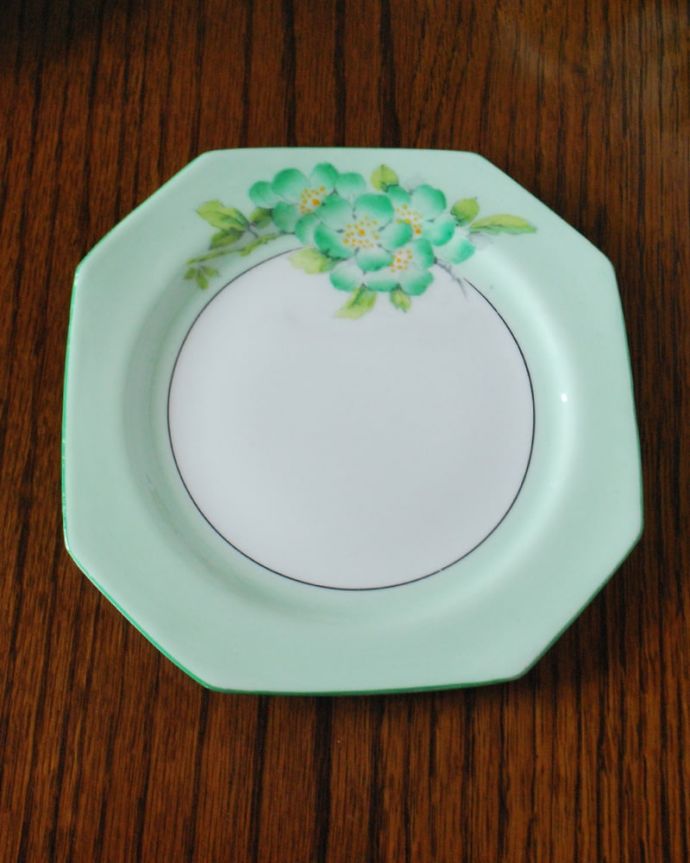 アンティーク 陶磁器の雑貨 アンティーク雑貨 英国アンティークの陶磁器、パラゴン窯のプレート。上から見るとこんな感じです状態のいいものだけを選んでいますが、アンティークなのでキズや欠けがある場合があります。(m-3885-z)