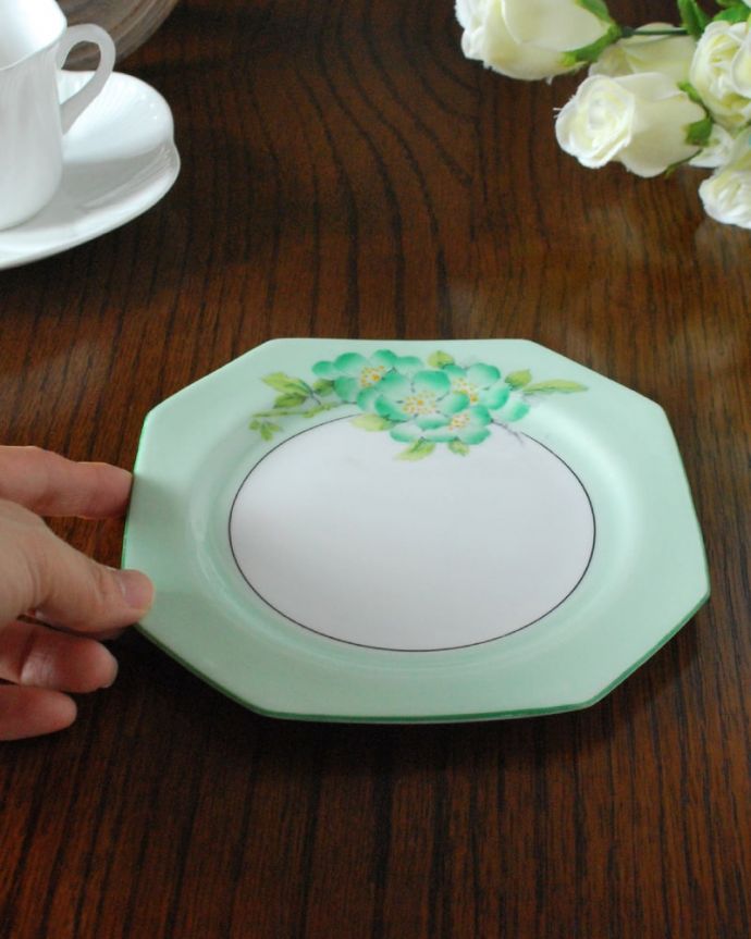 アンティーク 陶磁器の雑貨 アンティーク雑貨 英国アンティークの陶磁器、パラゴン窯のプレート。お茶の時間をもっと優雅に・・・実用的に使って楽しんでください。(m-3885-z)