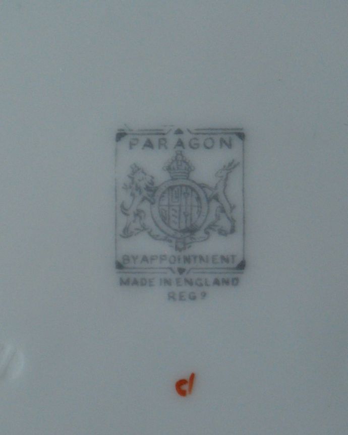 アンティーク 陶磁器の雑貨 アンティーク雑貨 英国アンティークの陶磁器、パラゴン窯のプレート。裏側には品質の証1936~1939製造のバックスタンプを発見しました。(m-3885-z)