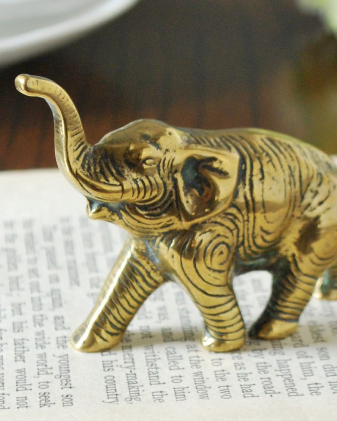アンティーク 真鍮の雑貨 アンティーク雑貨 イギリス輸入アンティークの真鍮製雑貨、ゾウのオブジェ。落ち着いた輝きが大人の雰囲気真鍮製なので、使っていくごとに味わい深い色合いに変化していきます。(m-3888-z)