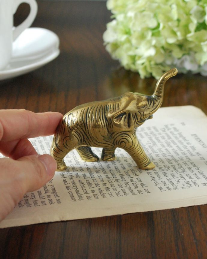 アンティーク 真鍮の雑貨 アンティーク雑貨 イギリス輸入アンティークの真鍮製雑貨、ゾウのオブジェ。大きさはこれくらいですコレクションしたくなるくらい、いろんなサイズのものがあります。(m-3888-z)