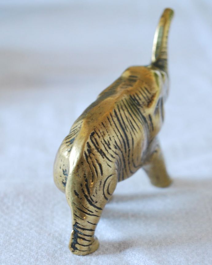 アンティーク 真鍮の雑貨 アンティーク雑貨 イギリス輸入アンティークの真鍮製雑貨、ゾウのオブジェ。裏から見るとこんな感じですアンティークなので多少のキズ・汚れがある場合がありますが、使用上問題はありませんので、ご了承下さい。(m-3888-z)