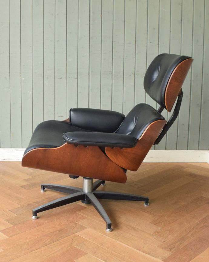 チェスターフィールド　アンティーク チェア　ヴィンテージのリプロダクト、かっこいい！イームズのラウンジチェア。サイドから見ても絵になります。(m-389-c)