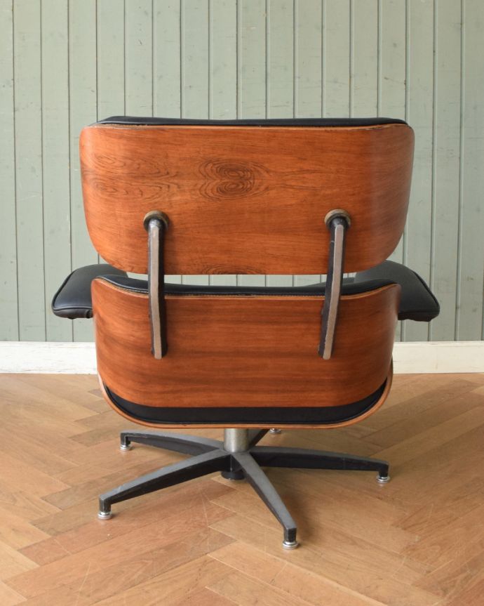 チェスターフィールド　アンティーク チェア　ヴィンテージのリプロダクト、かっこいい！イームズのラウンジチェア。アンティークらしく、流行を追わずに長く使えるデザイン。(m-389-c)