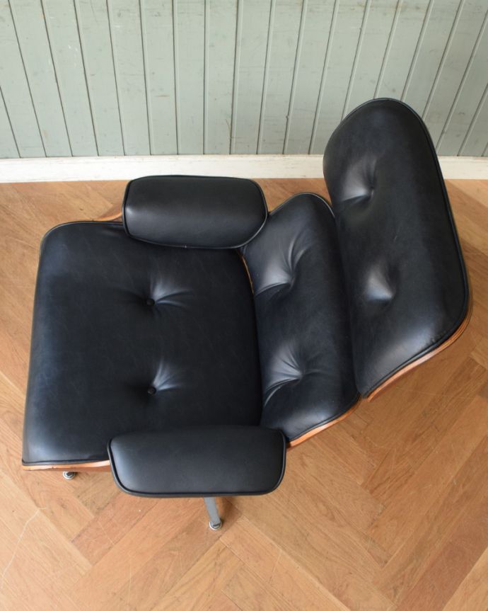 チェスターフィールド　アンティーク チェア　ヴィンテージのリプロダクト、かっこいい！イームズのラウンジチェア。すわり心地がいい座面。(m-389-c)