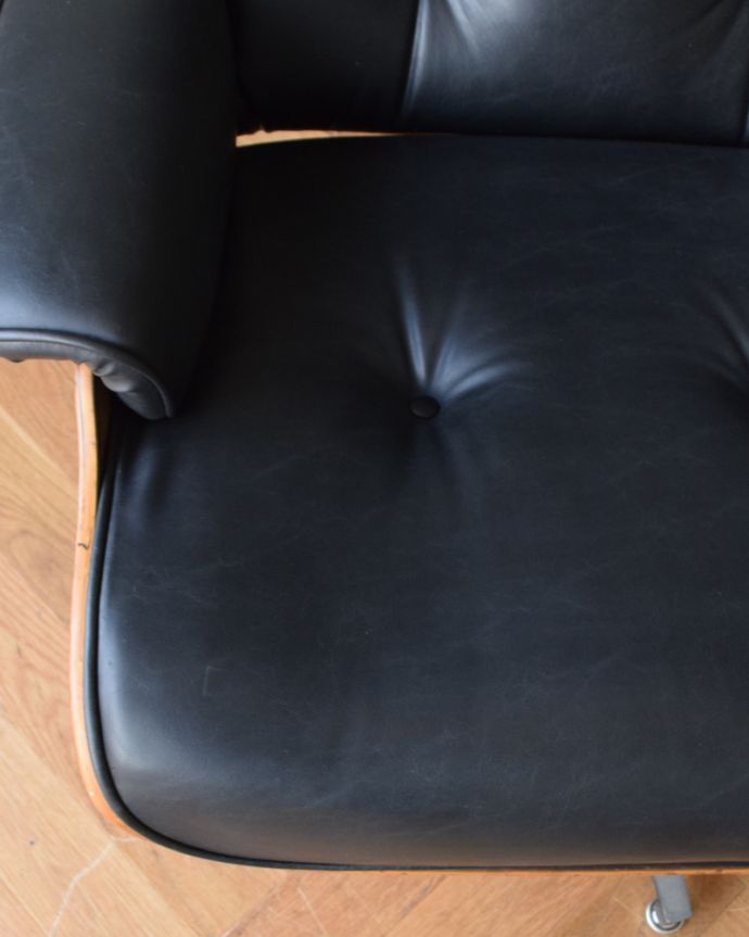 チェスターフィールド　アンティーク チェア　ヴィンテージのリプロダクト、かっこいい！イームズのラウンジチェア。パンと張った革が美しい。(m-389-c)