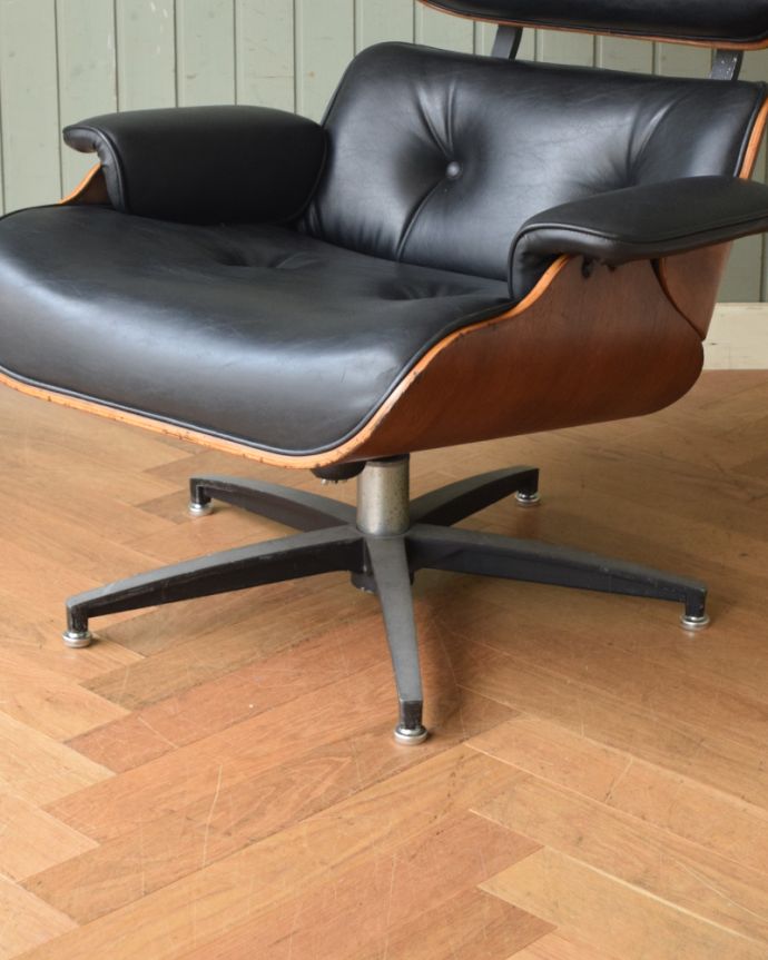 チェスターフィールド　アンティーク チェア　ヴィンテージのリプロダクト、かっこいい！イームズのラウンジチェア。きちんと調整したので、新しいものと比べるとスムーズではありませんが、ちゃんと動きます。(m-389-c)