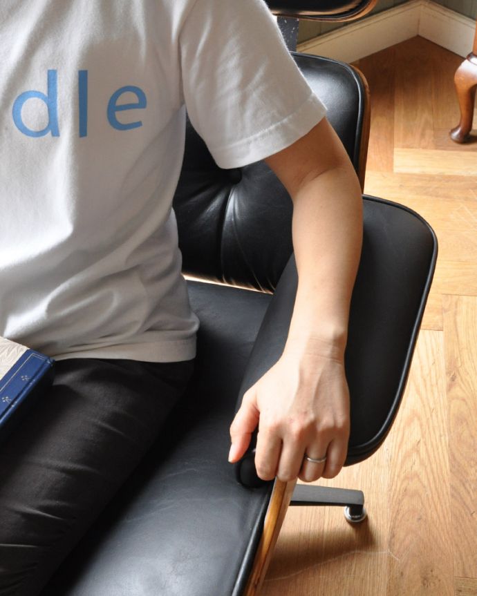 チェスターフィールド　アンティーク チェア　ヴィンテージのリプロダクト、かっこいい！イームズのラウンジチェア。肘置きがあるのでリラックスできます。(m-389-c)