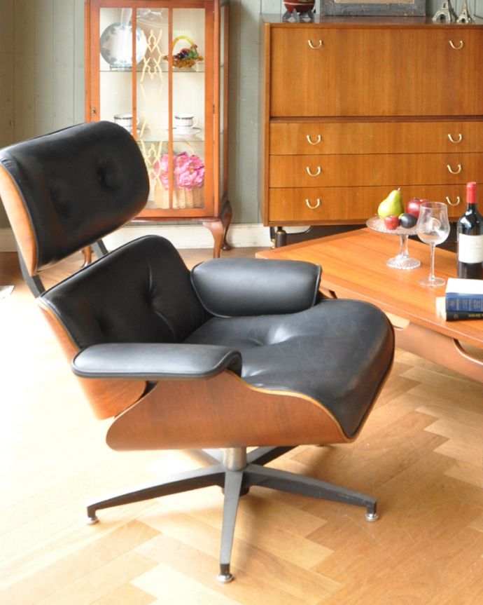 チェスターフィールド　アンティーク チェア　ヴィンテージのリプロダクト、かっこいい！イームズのラウンジチェア。この一脚を置くだけで、どんなお部屋でも洗練された空間になります。(m-389-c)