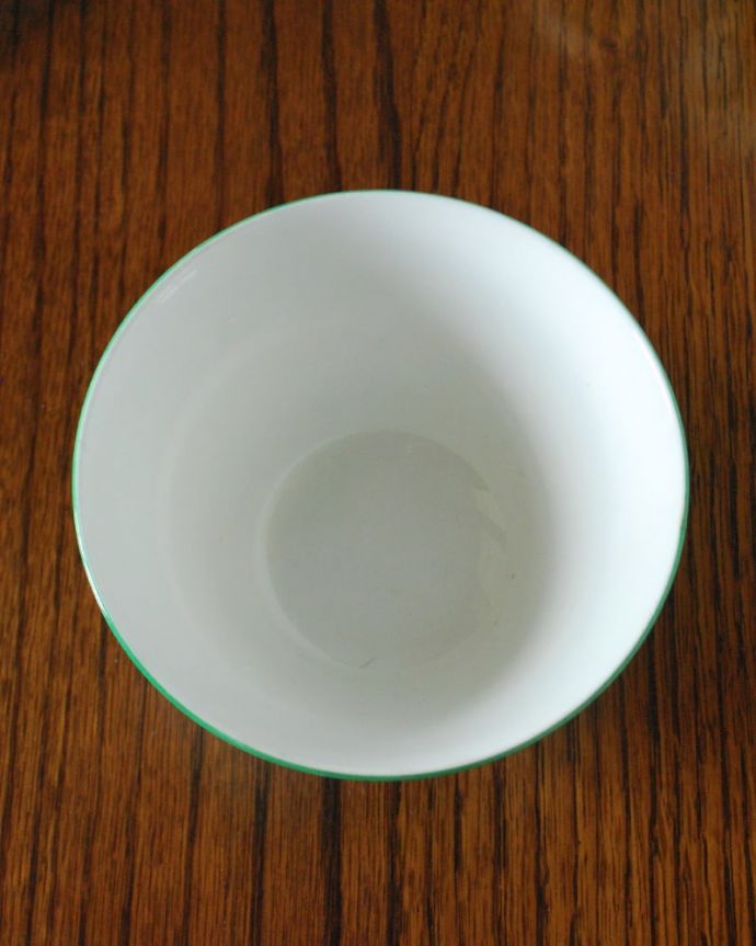 アンティーク 陶磁器の雑貨　アンティーク雑貨　英国アンティークの陶磁器、パラゴン窯のシュガーボウル。上から見るとこんな感じです状態のいいものだけを選んでいますが、アンティークなのでキズや欠けがある場合があります。(m-3895-z)