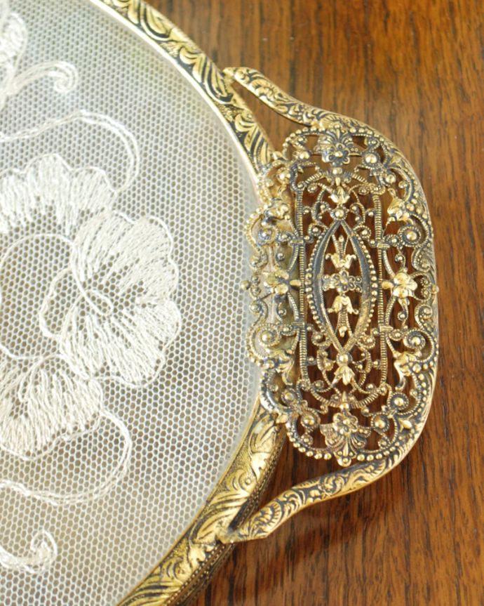 アンティーク 真鍮の雑貨 アンティーク雑貨 フランスのアンティーク雑貨、お花と蝶の刺繍が可愛いプチポワントレイ。女性らしい優雅なデザイントレイを支える小さな脚もかわいい。(m-3900-z)
