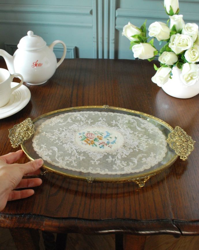アンティーク 真鍮の雑貨　アンティーク雑貨　フランスのアンティーク雑貨、プチポワンの刺繍が美しい真鍮のトレイ（ドレッシングトレイ）。ゴージャスな雰囲気何を乗せてもちょっとゴージャスでステキに見えます。(m-3902-z)