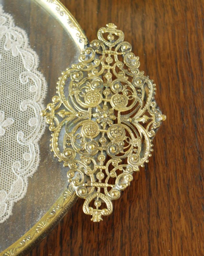 アンティーク 真鍮の雑貨　アンティーク雑貨　フランスのアンティーク雑貨、プチポワンの刺繍が美しい真鍮のトレイ（ドレッシングトレイ）。女性らしい優雅なデザイントレイを支える小さな脚もかわいい。(m-3902-z)
