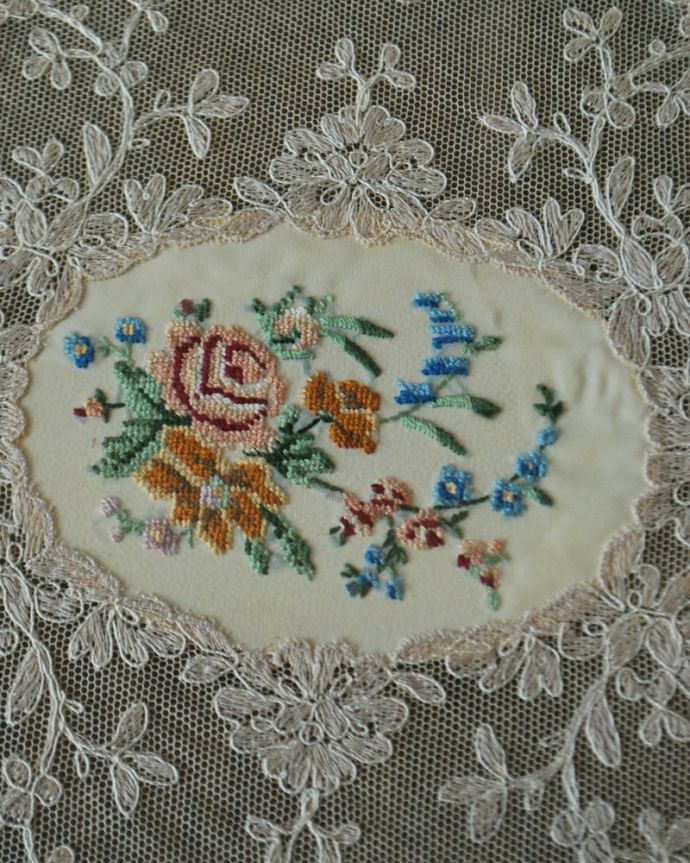 アンティーク 真鍮の雑貨　アンティーク雑貨　フランスのアンティーク雑貨、プチポワンの刺繍が美しい真鍮のトレイ（ドレッシングトレイ）。マリーアントワネットが愛した刺繍色とりどりのお花が刺繍で描かれたプチポワンのトレイ。(m-3902-z)