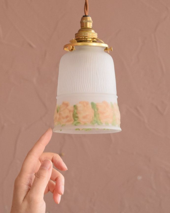 ペンダントライト 照明・ライティング アンティークのペンダントライト、お花のガラスシェード(コード・シャンデリア電球・ギャラリーA付き)。一点ものの魅力小さなペンダントライトは、取り付けやすく灯りが付いていない時も目立つ存在で、まさにお部屋の中のアクセサリーです。(m-3905-z)