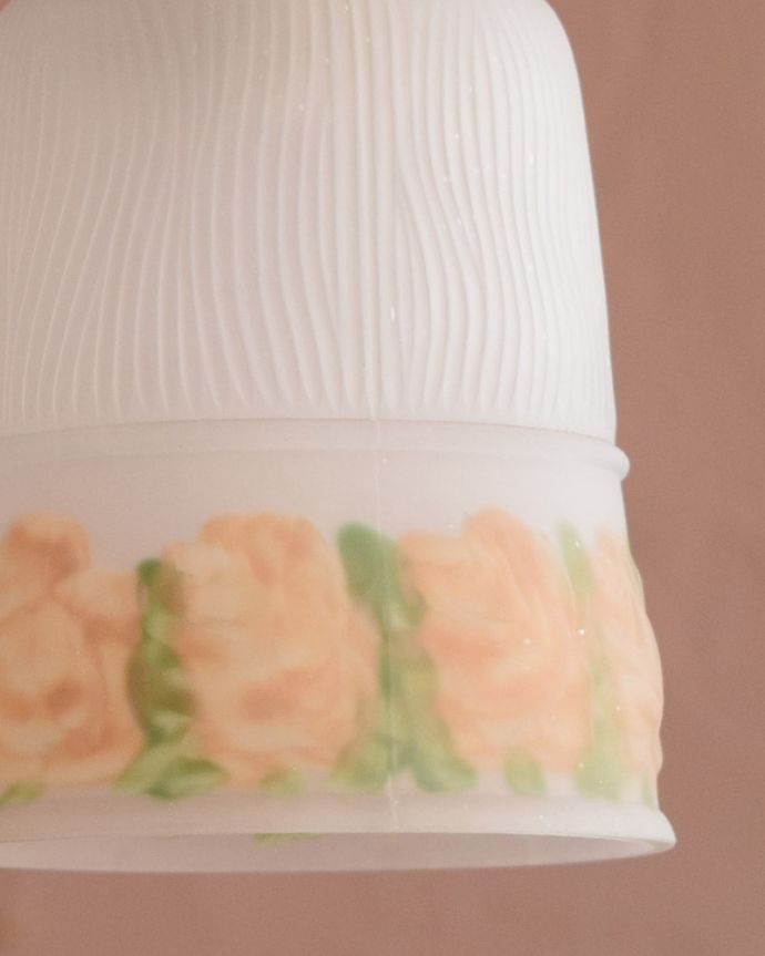 ペンダントライト 照明・ライティング アンティークのペンダントライト、お花のガラスシェード(コード・シャンデリア電球・ギャラリーA付き)。アンティークらしいデザインこだわりたい方におススメのアンティークのシェード。(m-3905-z)