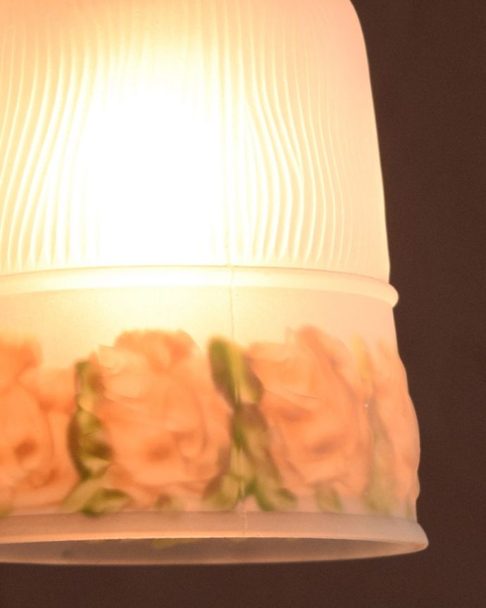 ペンダントライト 照明・ライティング アンティークのペンダントライト、お花のガラスシェード(コード・シャンデリア電球・ギャラリーA付き)。使えるものだけ選んできましたアンティークなのでキズや汚れ、カケなどは必ずありますが、使えると判断したものだけを吟味して選んできました。(m-3905-z)