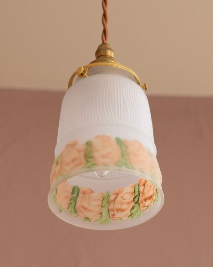 ペンダントライト 照明・ライティング アンティークのペンダントライト、お花のガラスシェード(コード・シャンデリア電球・ギャラリーA付き)。下から見上げると・・・実際に取り付けてカウンターやダイニングの下からのぞくとこんな感じです。(m-3905-z)