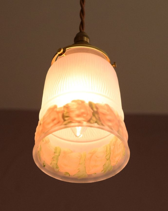 ペンダントライト 照明・ライティング アンティークのペンダントライト、お花のガラスシェード(コード・シャンデリア電球・ギャラリーA付き)。夜になると・・・ふわっとした優しい灯りで周りを包み込んでくれます。(m-3905-z)