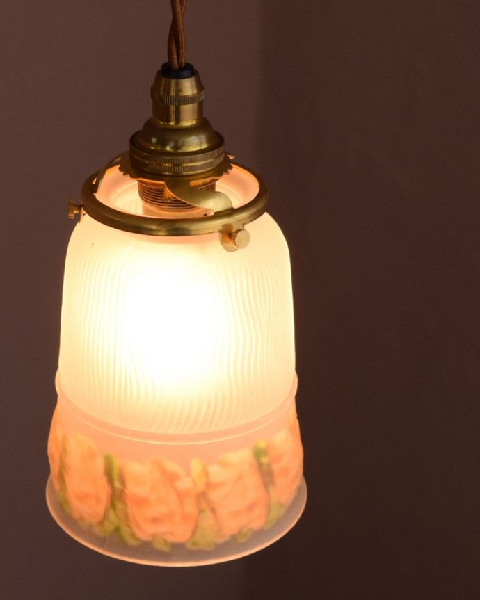 ペンダントライト 照明・ライティング アンティークのペンダントライト、お花のガラスシェード(コード・シャンデリア電球・ギャラリーA付き)。取り付け金具は日本仕様シェードはアンティークですが、取り付け金具は日本仕様の新しいものです。(m-3905-z)