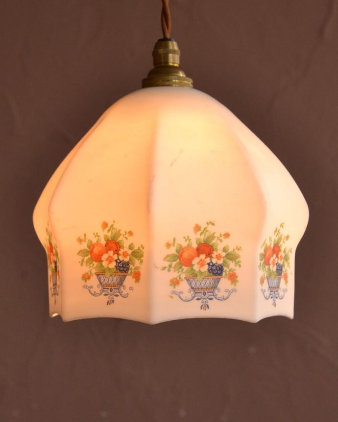 ペンダントライト　照明・ライティング　アンティークのペンダントライト、お花とフルーツのバスケット模様が可愛いシェード（コード・シャンデリア電球・ギャラリーなし）。お部屋のアクセサリーに使って欲しいアンティーク照明器具の中で気軽に使いやすいペンダントライト。(m-3915-z)