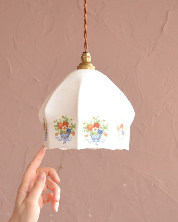 ペンダントライト　照明・ライティング　アンティークのペンダントライト、お花とフルーツのバスケット模様が可愛いシェード（コード・シャンデリア電球・ギャラリーなし）。一点ものの魅力小さなペンダントライトは、取り付けやすく灯りが付いていない時も目立つ存在で、まさにお部屋の中のアクセサリーです。(m-3915-z)